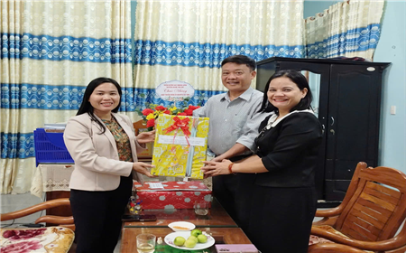 Đồng chí Phùng Thị Thương – Phó Bí thư Thường trực Huyện ủy thăm Ủy ban Mặt trận Tổ quốc Việt Nam huyện nhân kỷ niệm 94 năm Ngày thành lập Mặt trận Dân tộc thống nhất Việt Nam – Ngày truyền thống mặt trận Tổ quốc Việt Nam (18/11/1930 – 18/11/2024)